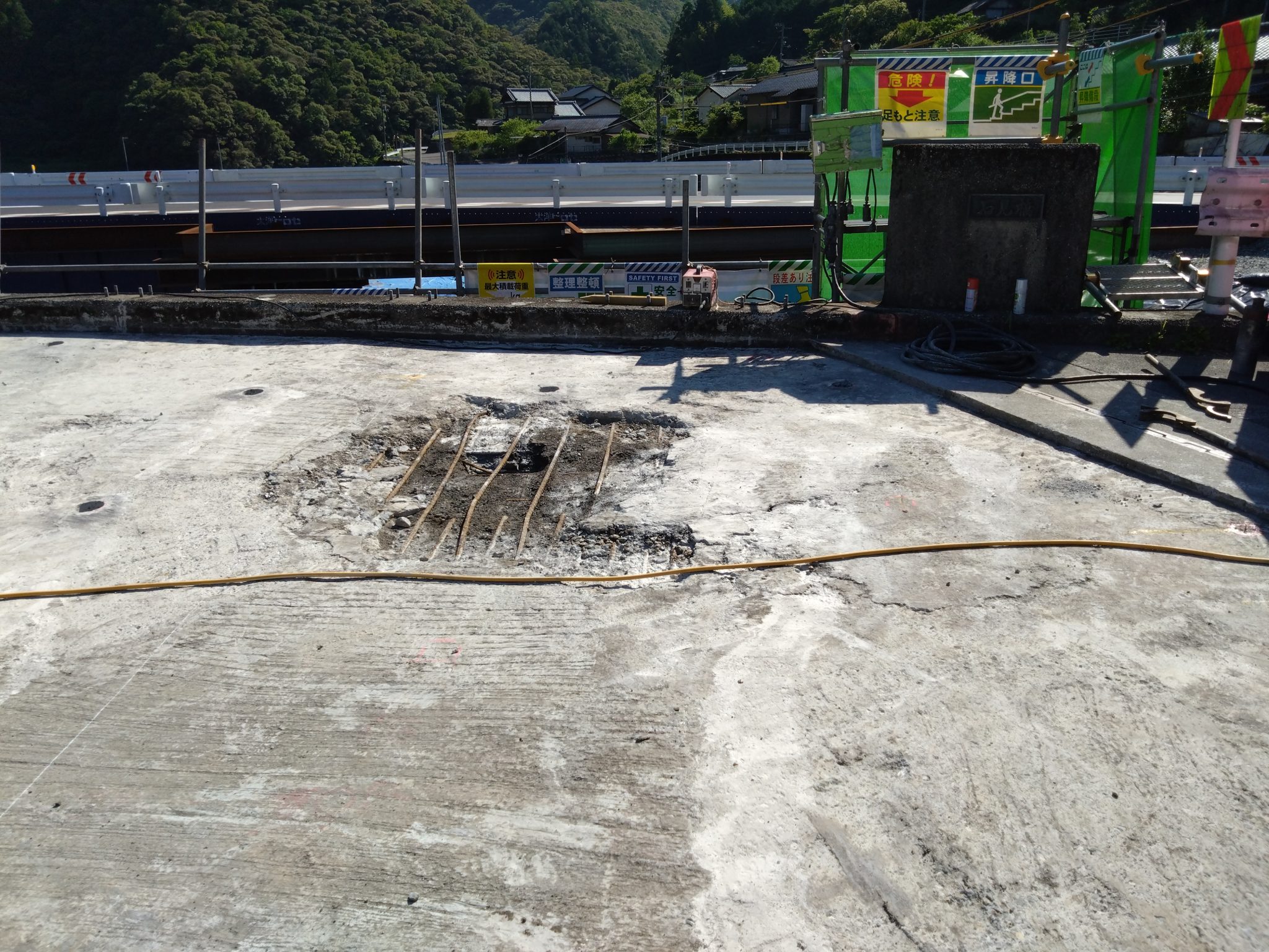床版の土砂化の原因と対策とは?専門業者の視点でわかりやすく解説 - サン・ロード株式会社