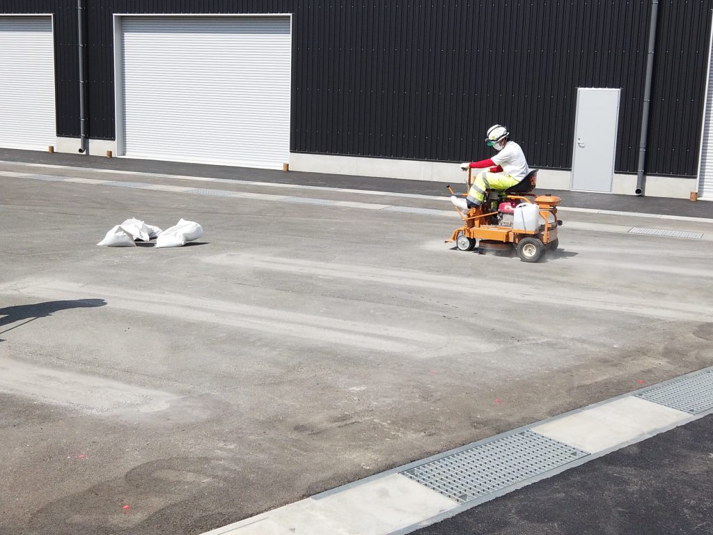 削り取り工法での駐車場の区画線消去のようす