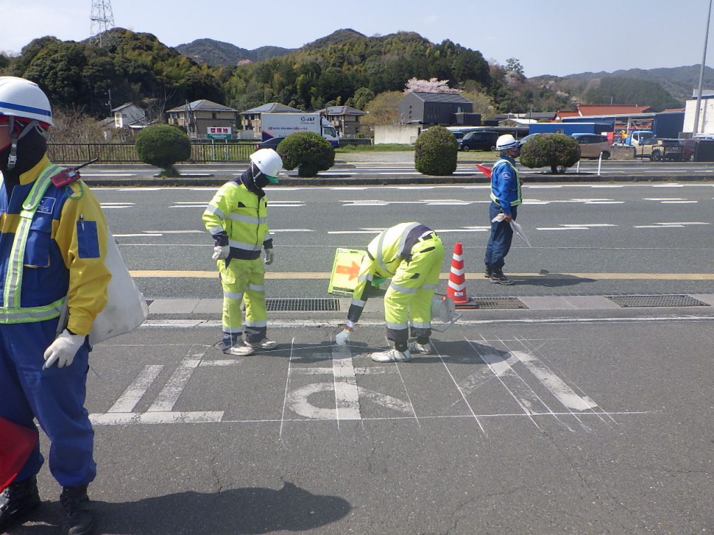消えかかった道路上の”止まれ”の文字